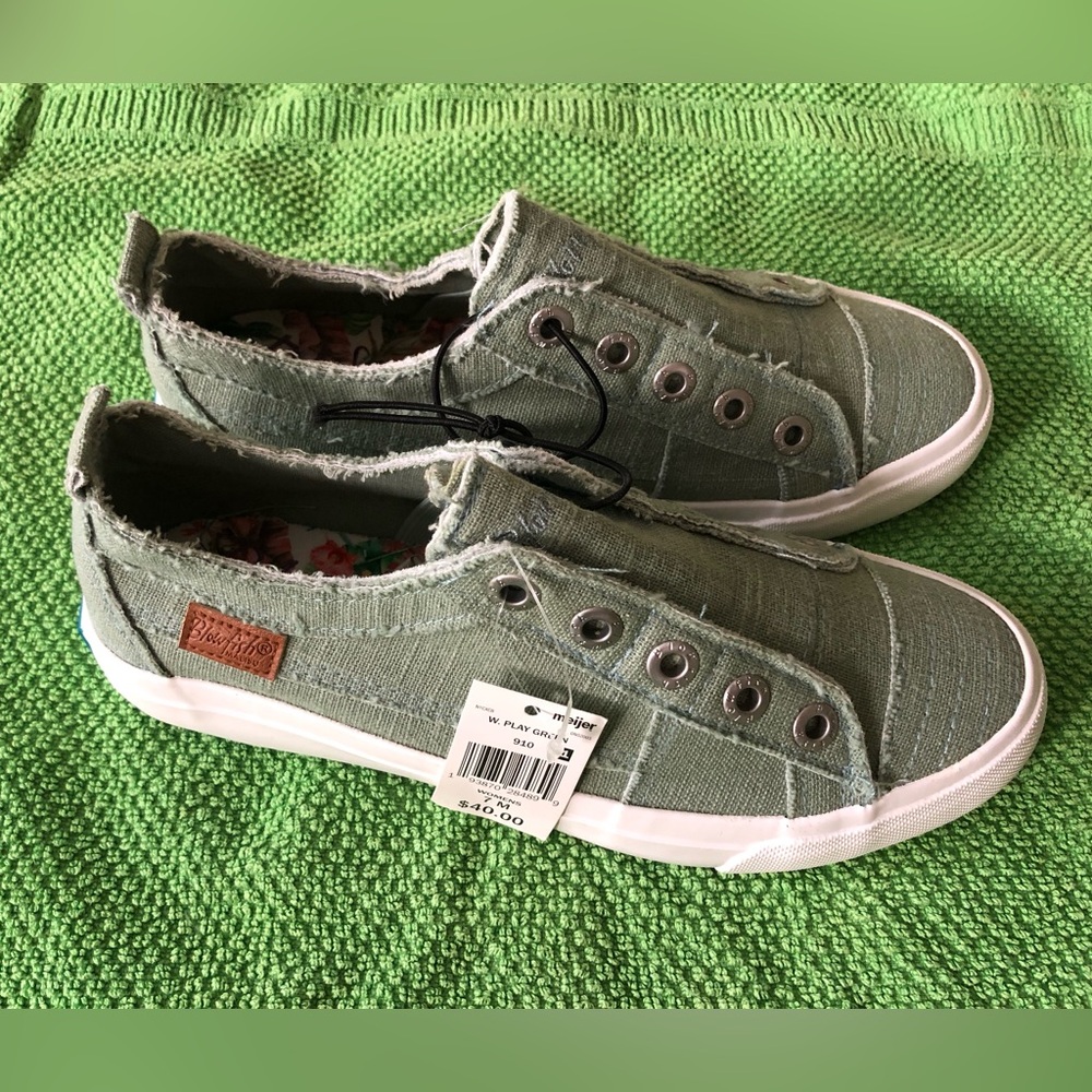 NWT Blowfish Malibu Womens size 7 Canvas green shoes keds